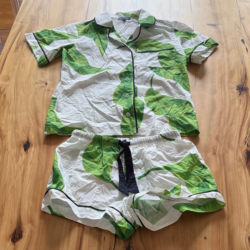 Short-Sleeve Leaf-Print Pajama Set in Green and White